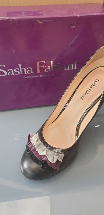 Vand pantofi piele negrii cu model