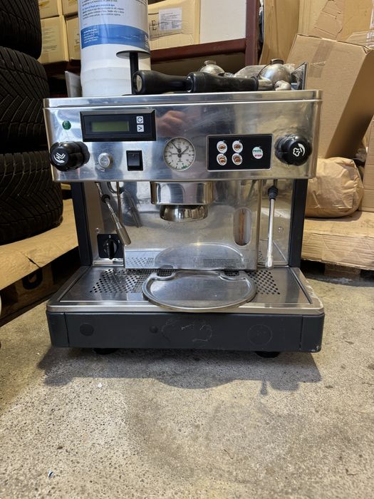 Expressor de cafea cu un grup si rasnita