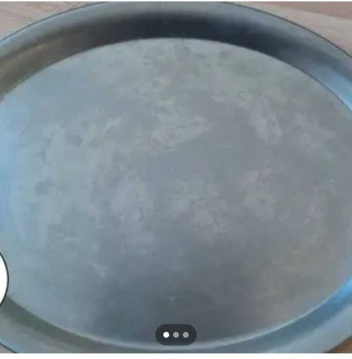 Метален поднос със следи от употреба