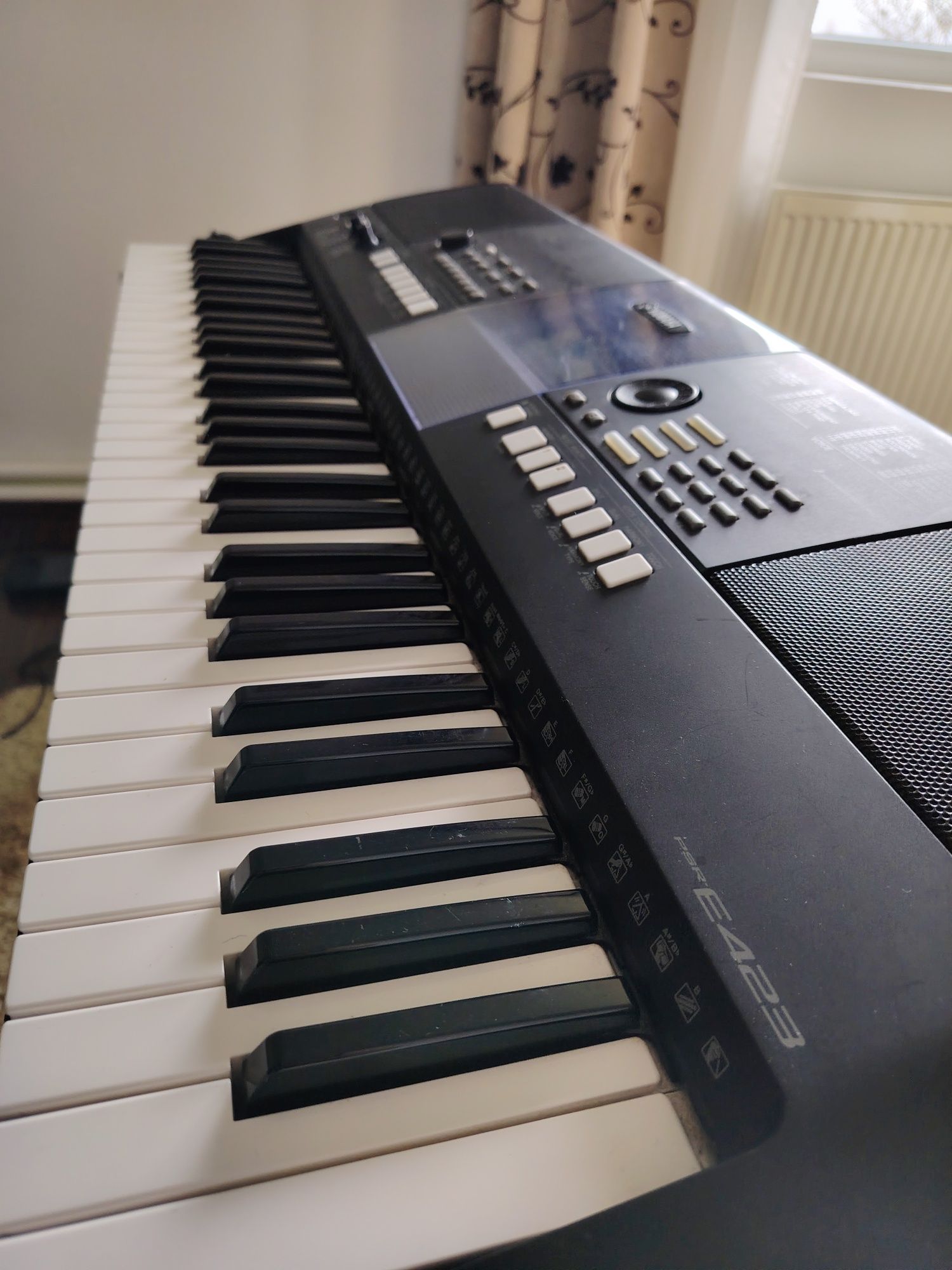 Vand consola dj ddj200,chitara yamaha erc121 c , orga yamaha e423