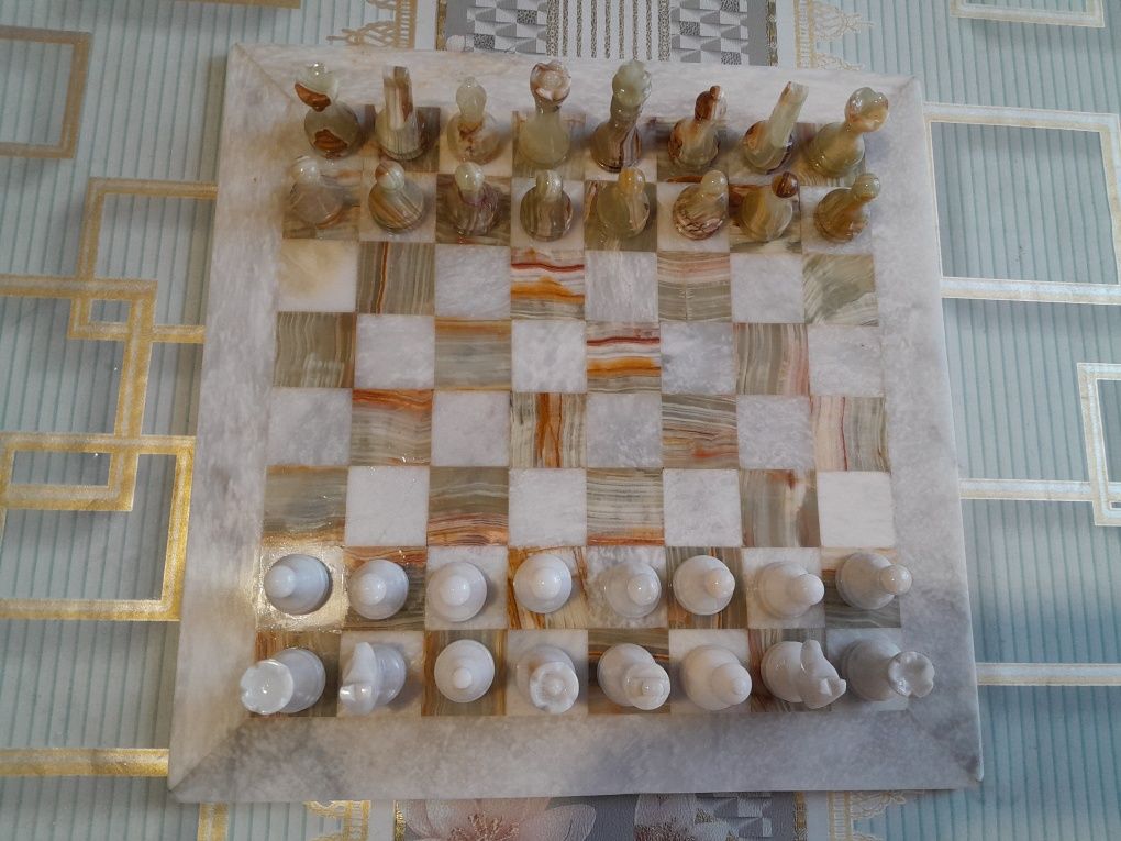 Шахматы из камня оникс