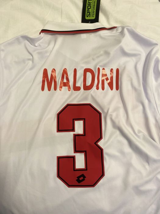 Vand tricou Maldini retro cu eticheta.Tricoul este in stare excelenta.