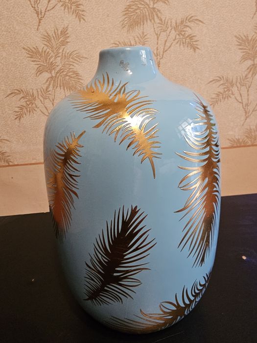 Две вазы. Ваза, компании производителя продукции Sakura.