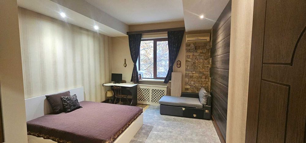 Двустаен апартамент до градския площад под наем