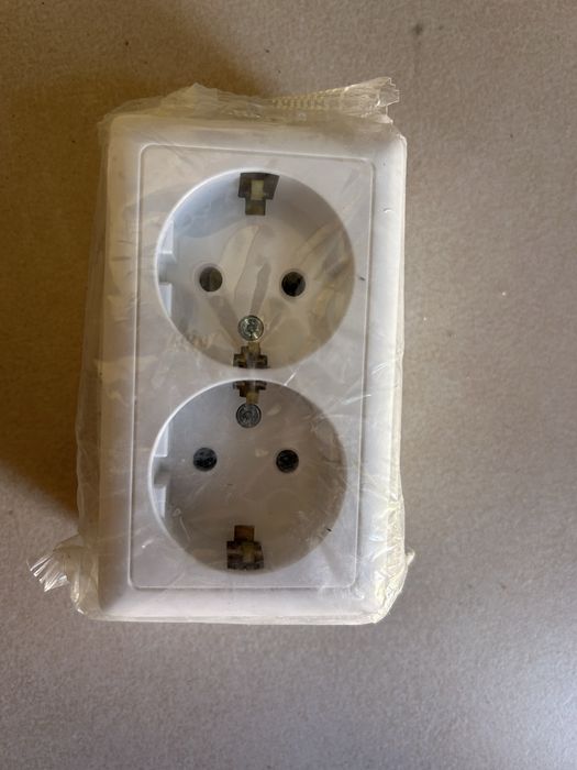 Розетка двойная с заземлением