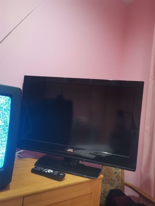 Продавам JVC телевизор 32 инча работещ