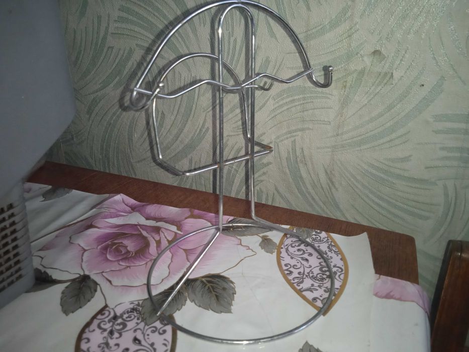 ПРОДАМ металлическую ВЕШАЛКУ для кружек, подставка для тарелки/крышки.