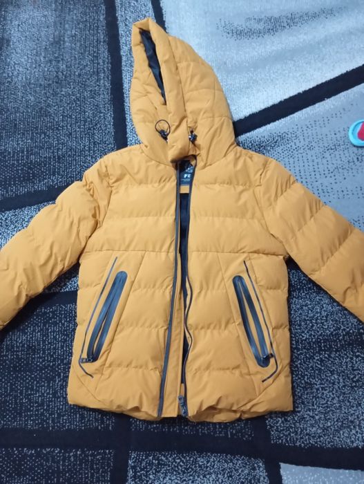 Vând geaca de iarna 100 le.