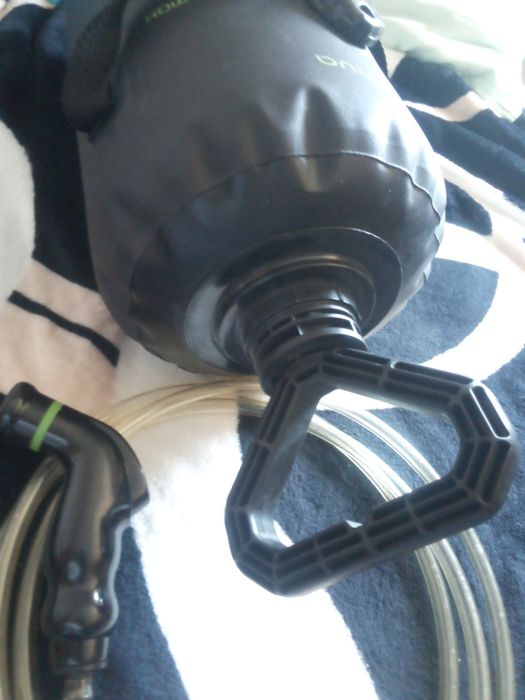 Recipient portabil pentru duș