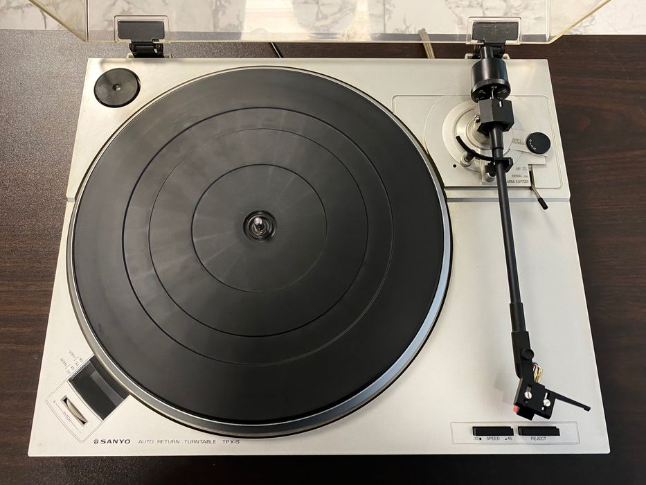 Отличен грамофон Sanyo