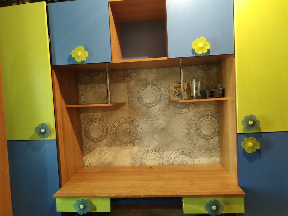 Продам детский стол со шкафами