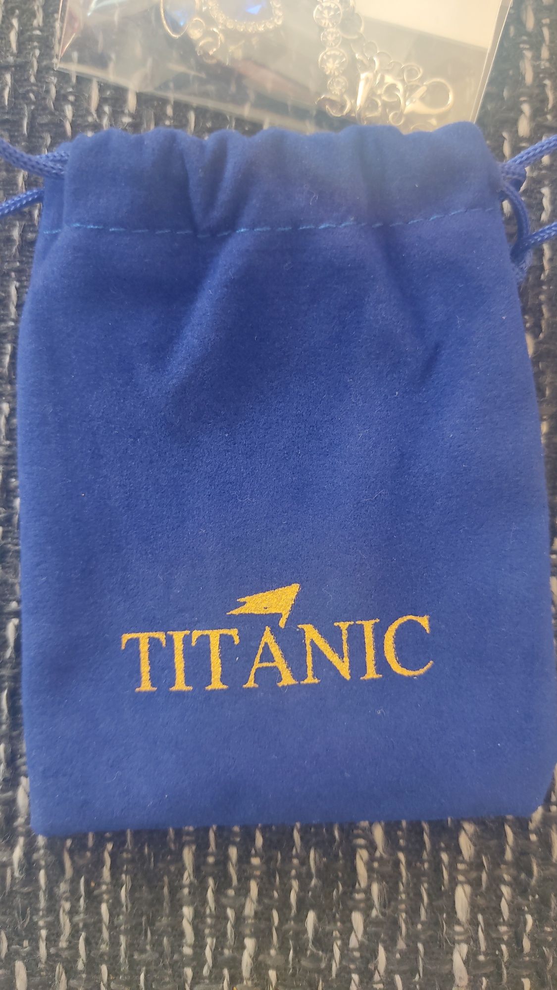 Комплект на Титаник - огърлица, обеци и гривна в оригинална опаковка.