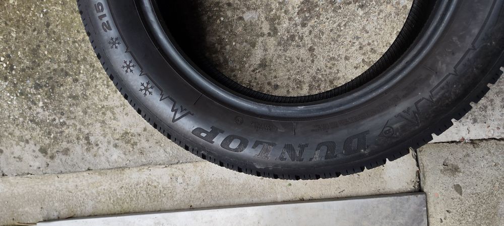Vând 2 cauciucuri Dunlop 215 60 R17