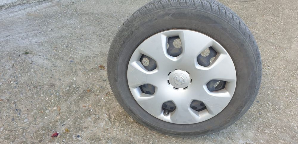 Vând 4 anvelope iarnă,  noi. Dimensiuni :205/60R16. Pret : 600 lei