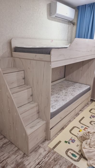 ПРОДАМ двухъяхурусную кровать с матрасами