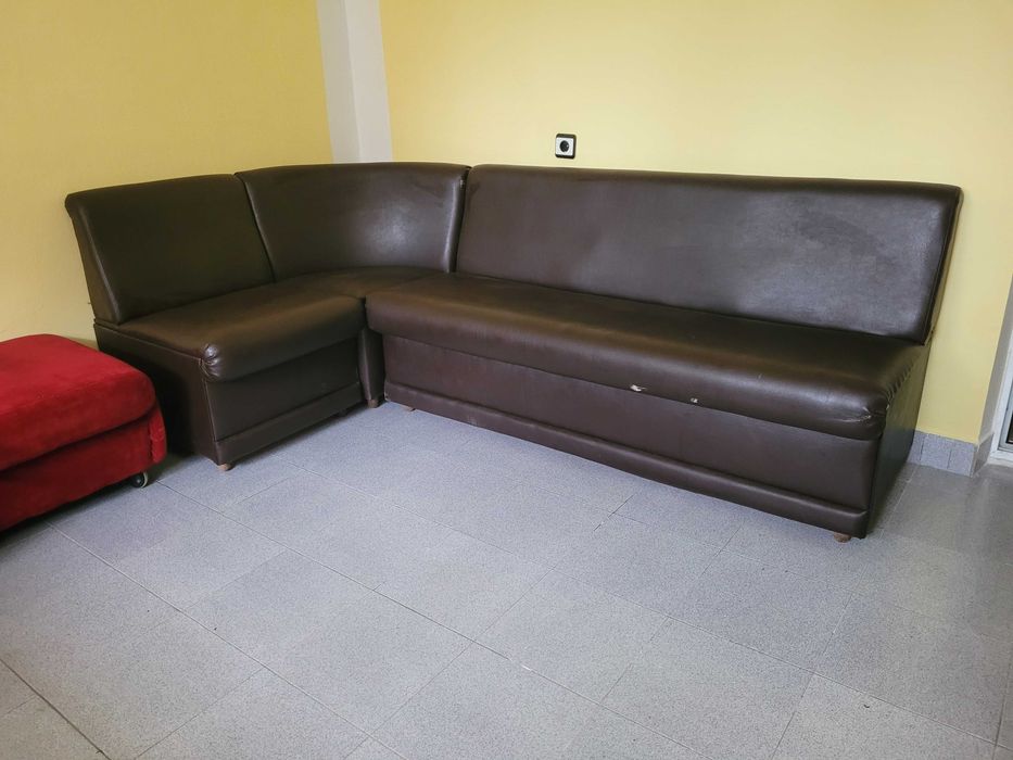 Канапе - ъглов диван, табуретки и ретро шкафове