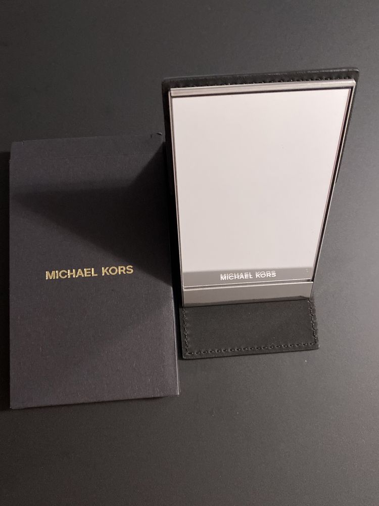 Michael kors огледало с магнит