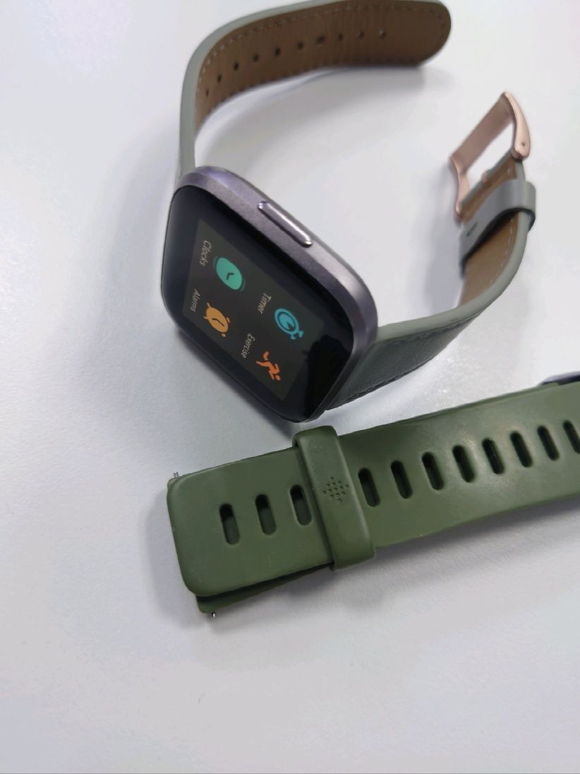 Продам умные часы Fitbit Versa 2