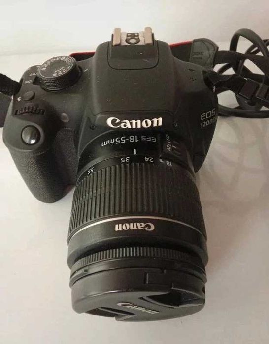 Cameră Canon profesională cu obiectiv de 18–55 mm