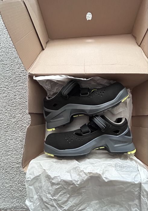 UVEX работни обувки в черен цвят. Нови 39