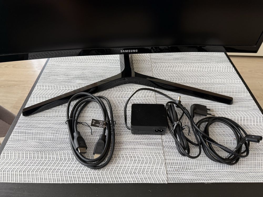 24” Геймърски монитор Samsung Odyssey G52F, 144Hz, извит/curved