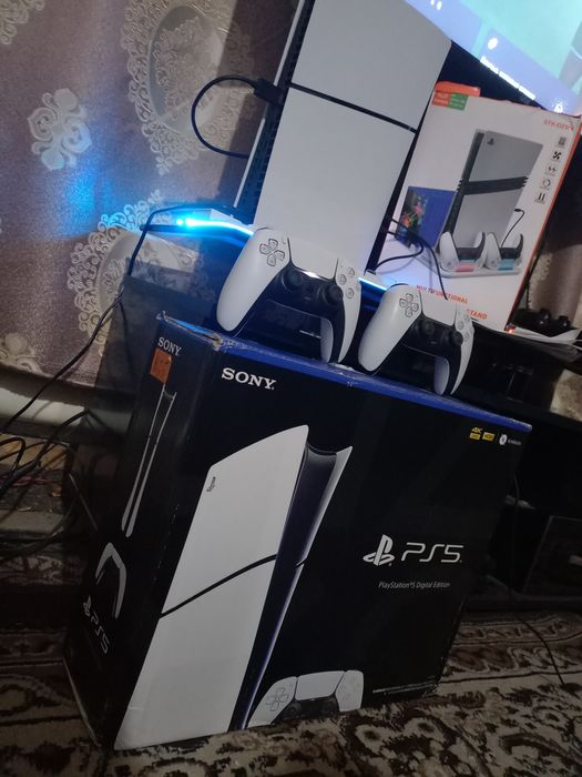 PS5 slim ideal yangi 1TB hotira 17 o'yini bor 2 original djoystik bor