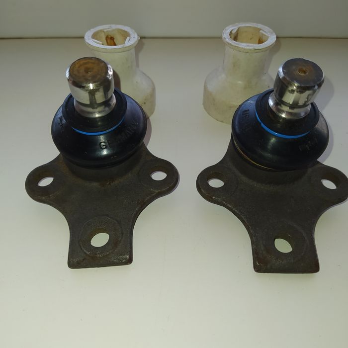 Отдам недорого шаровые опоры