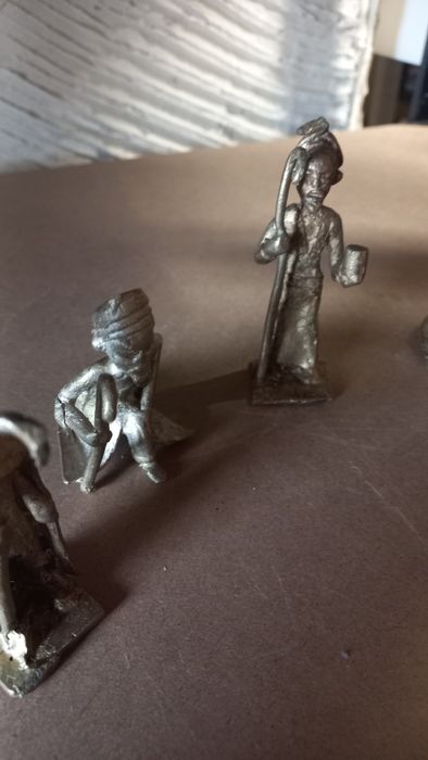 Малки стари бронзови фигури