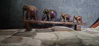 scluptura lemn elefanti pe o rampa