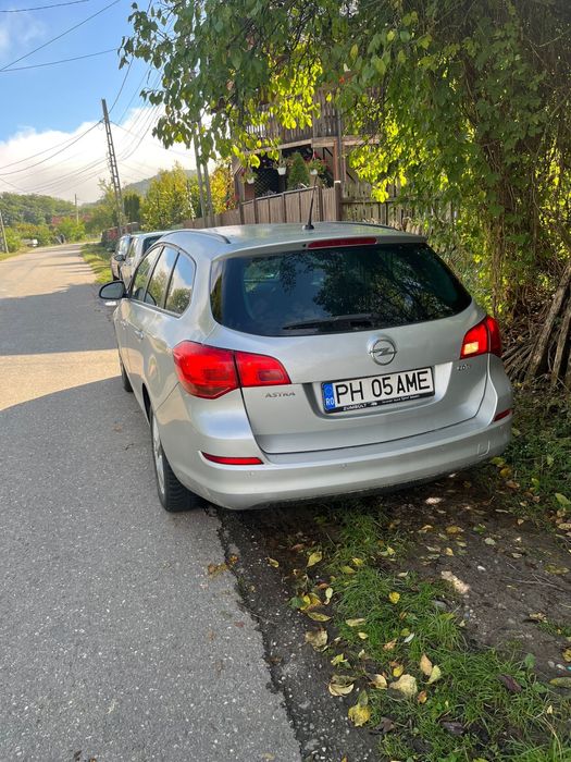 Vând Opel Astra J 2011