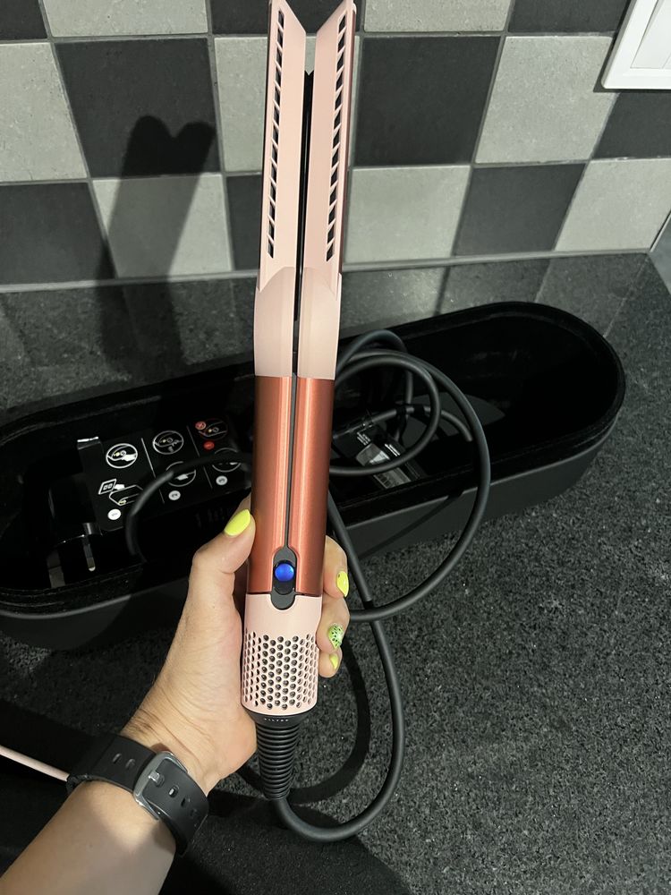 Продавам оригинална Dyson Airstrait (Strawberry Bronze/Blush Pink)