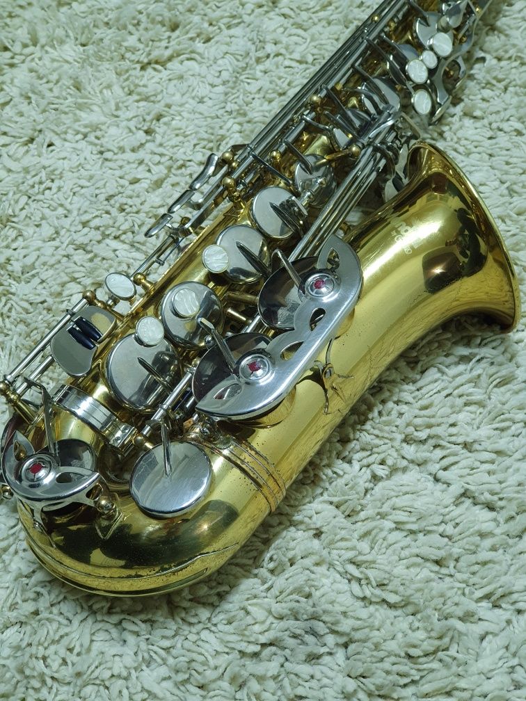 Vând saxofon Mendini