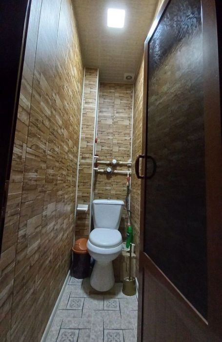 Gastronom oldida 3 xonalik uy sotiladi