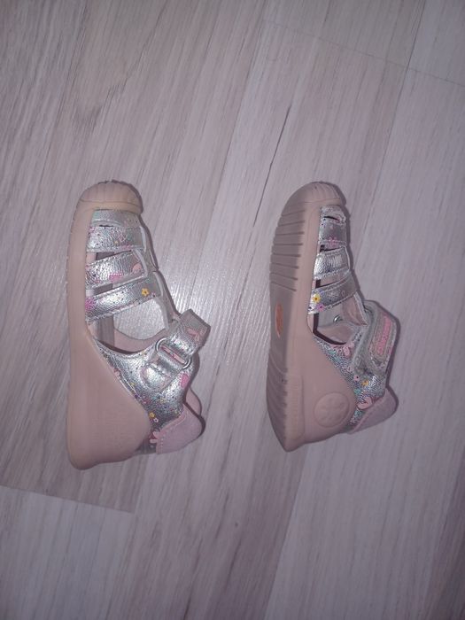 Бебешки сандали запазени