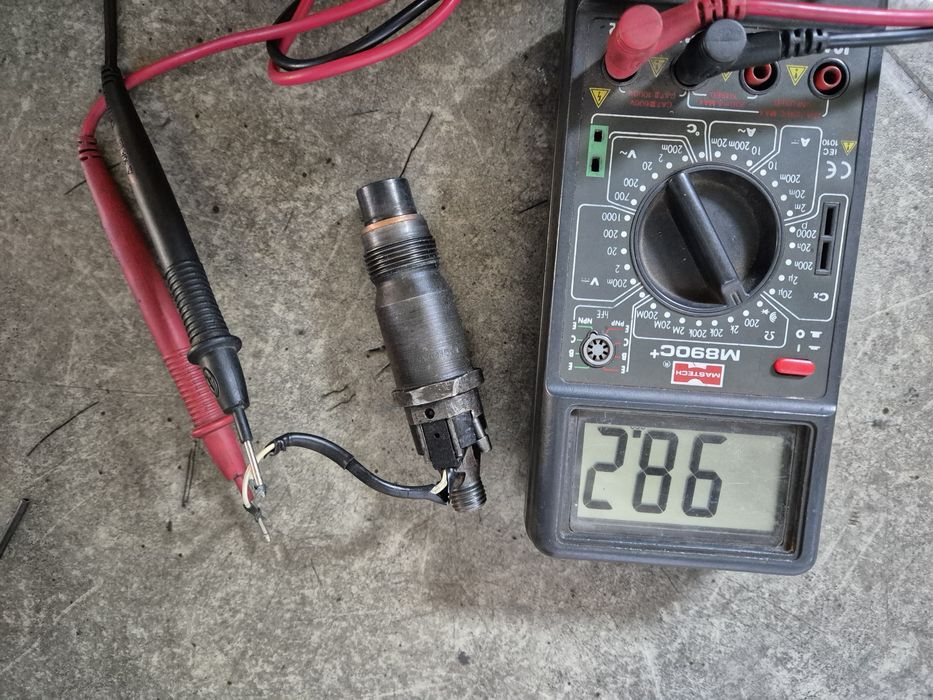 Vând injector cu fir (injectorul nr 1) jeep grand cherokee 2.5 TD