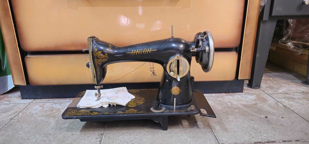 Крачна ретро шевна машина с капак и друга ръчна