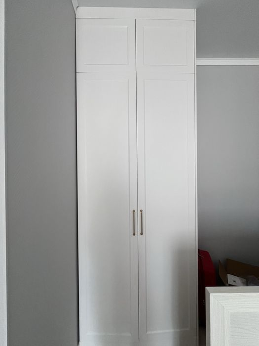 Шкаф, белого цвета, прямоугольный, двух секционный, с большим зеркалом