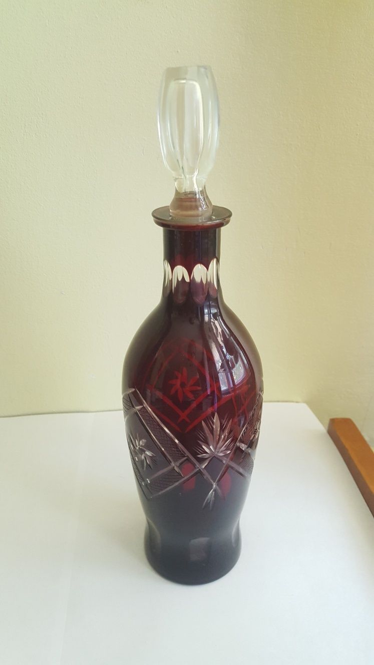Sticla semicristal rosu cu alb ornamentata cu dop perioada comunista