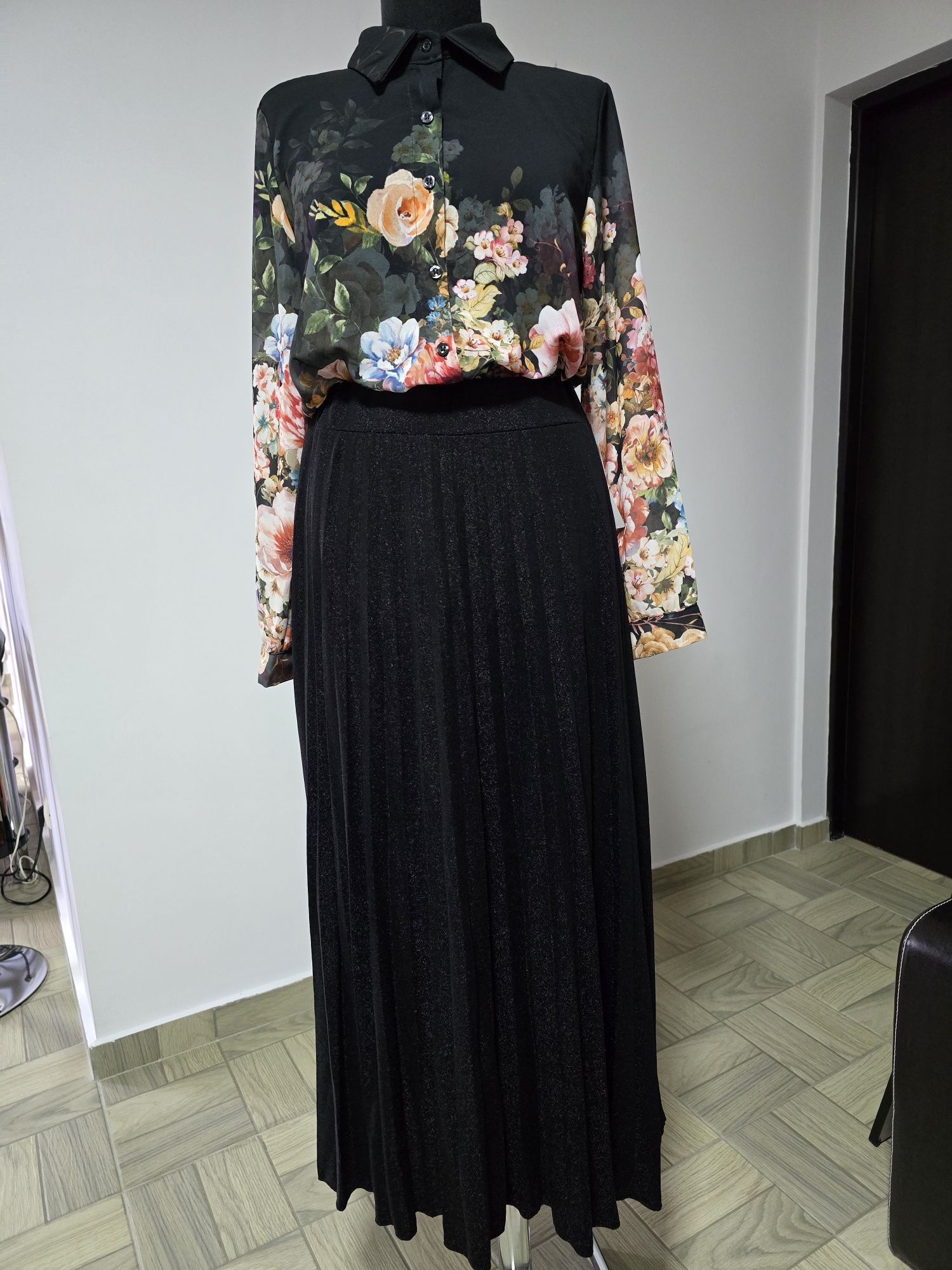 Fusta neagra plisata cu glitter, model superb