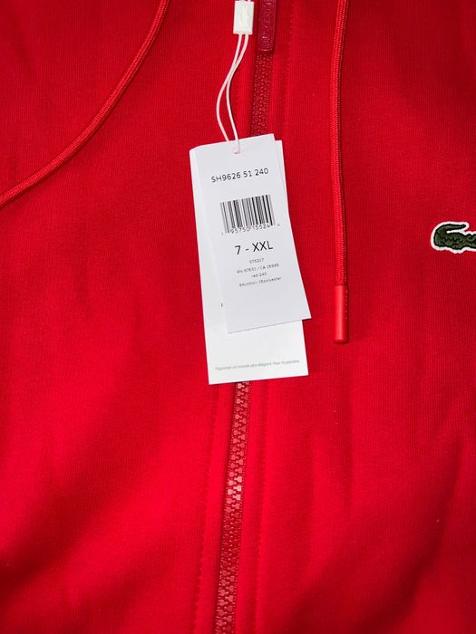 Яркая толстовка Lacoste насыщенного красного цвета, размер XXL.