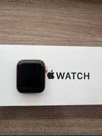Продам оригинальные смарт часы Apple Watch SE 40mm Gold