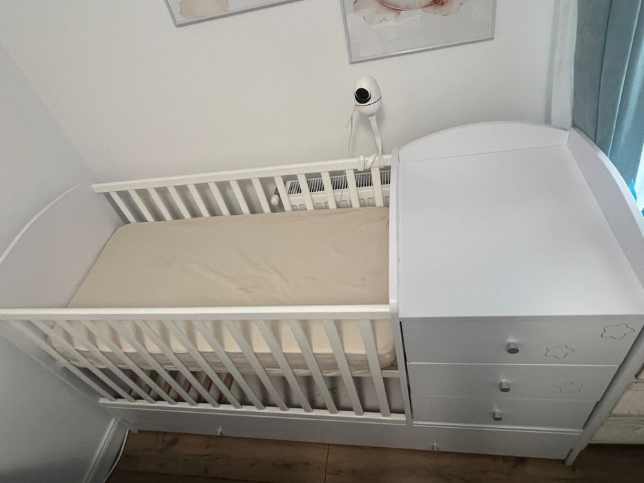 Vand patut bebe cu partea de infasat, cu tot cu saltea