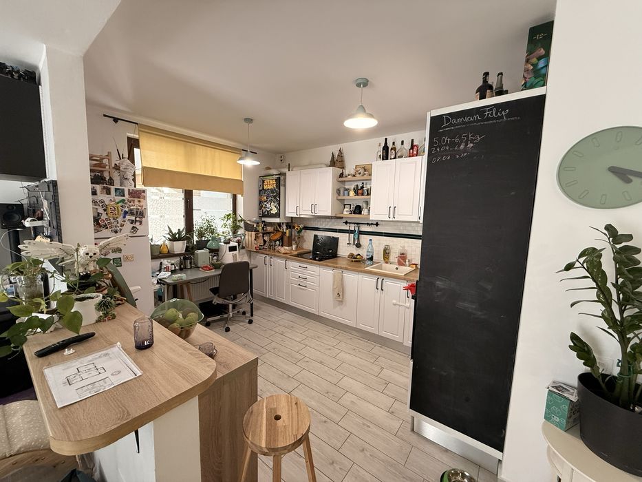 Vand apartament 2 camere cu curte si loc de parcare