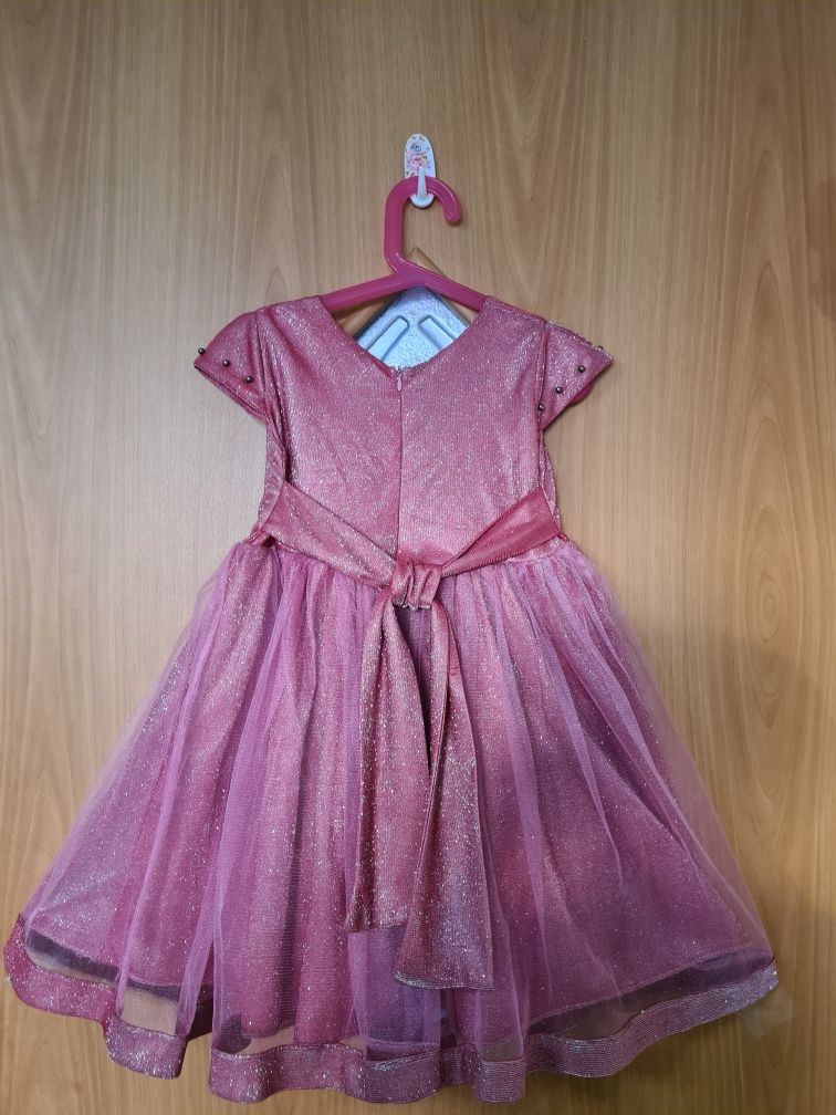 Красивые платья, и футболка б/у. Размер розового 32, бирюзового