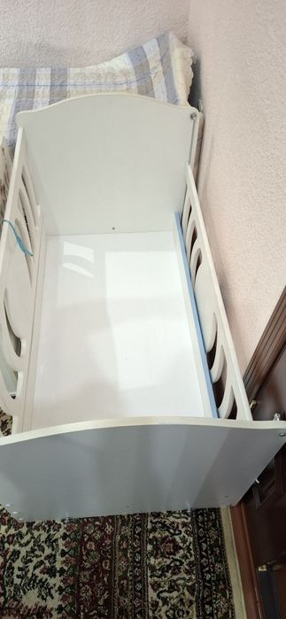 Детская кровать с тумбочкой.