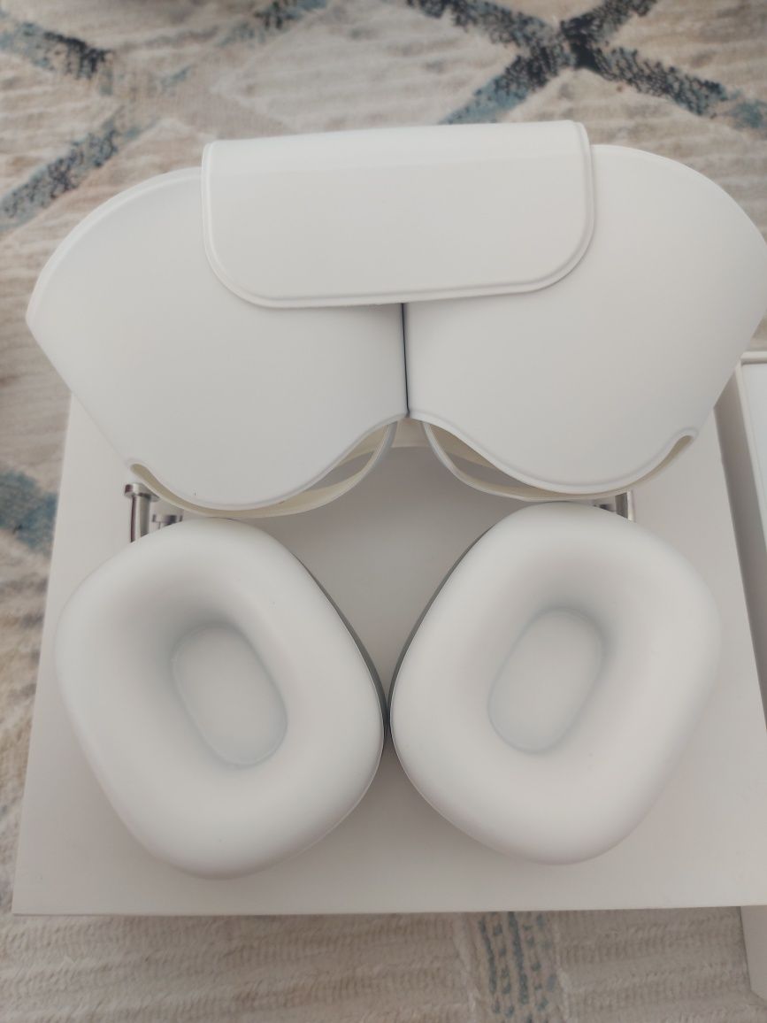 AirPods Max with Smart Case