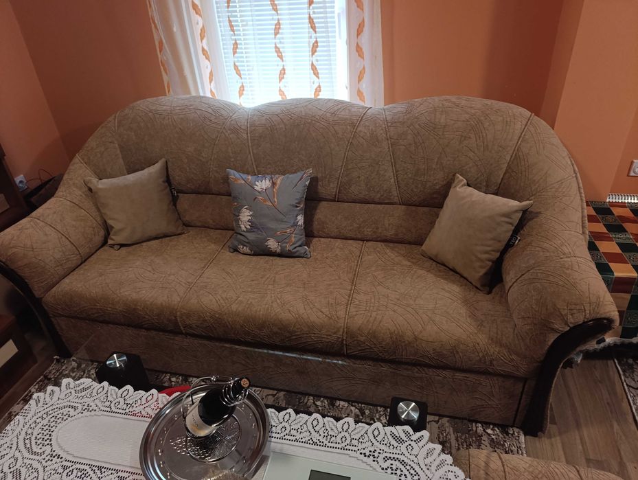 Диван с фотьойли и табуретки