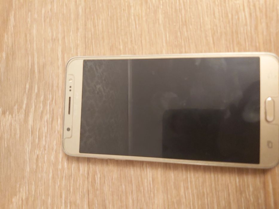 Продам телефон самсунг G7.