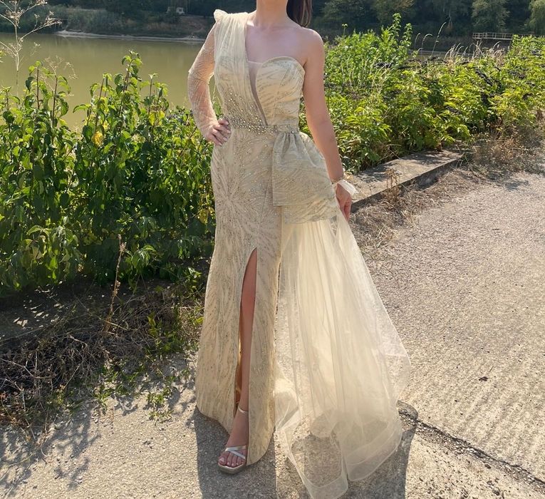 Официална рокля.