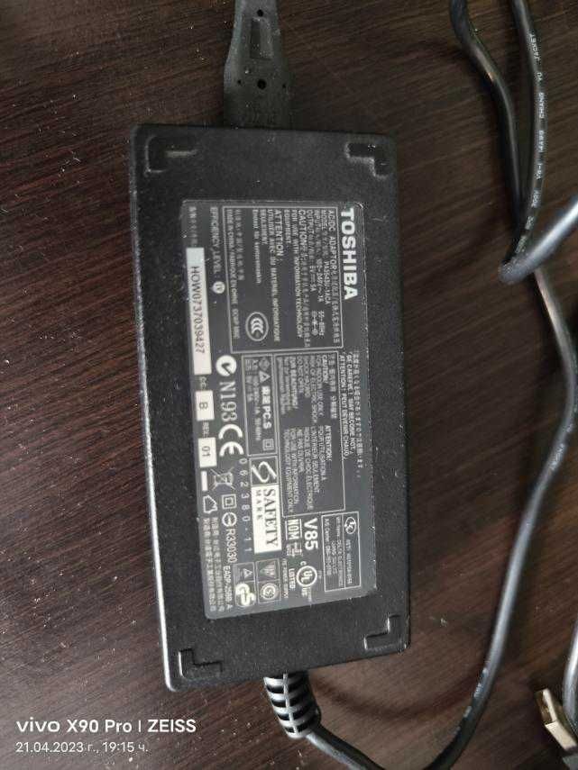 Toshiba - докинг станция за лаптоп/ РС или просто монитор